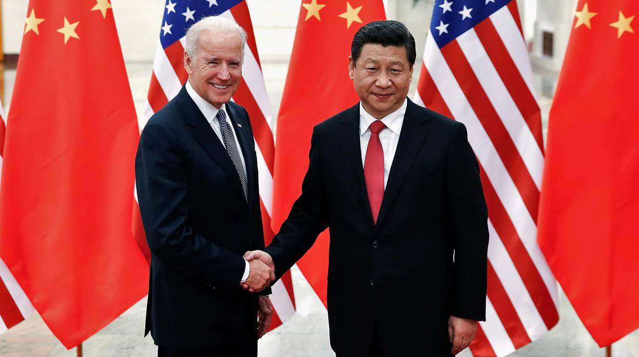 Biden, en su etapa como vicepresidente de EE.UU.., estrecha la mano del presidente chino, Xi Jinping