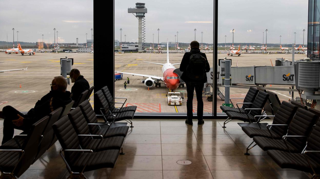 Varios pasajeros en la terminal del nuevo aeropuerto Willy Brandt de Berlín