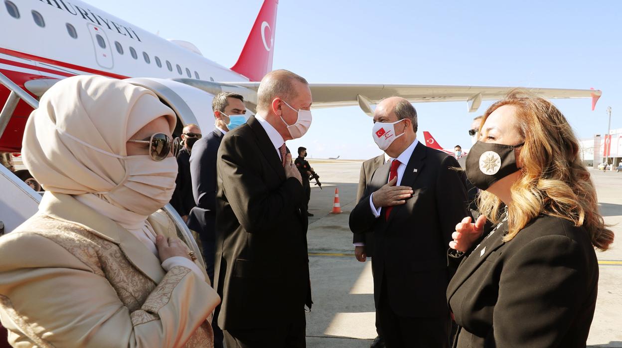 Erdogan y su esposa a su llegada ayer al aeropuerto de la zona turco-chipriota