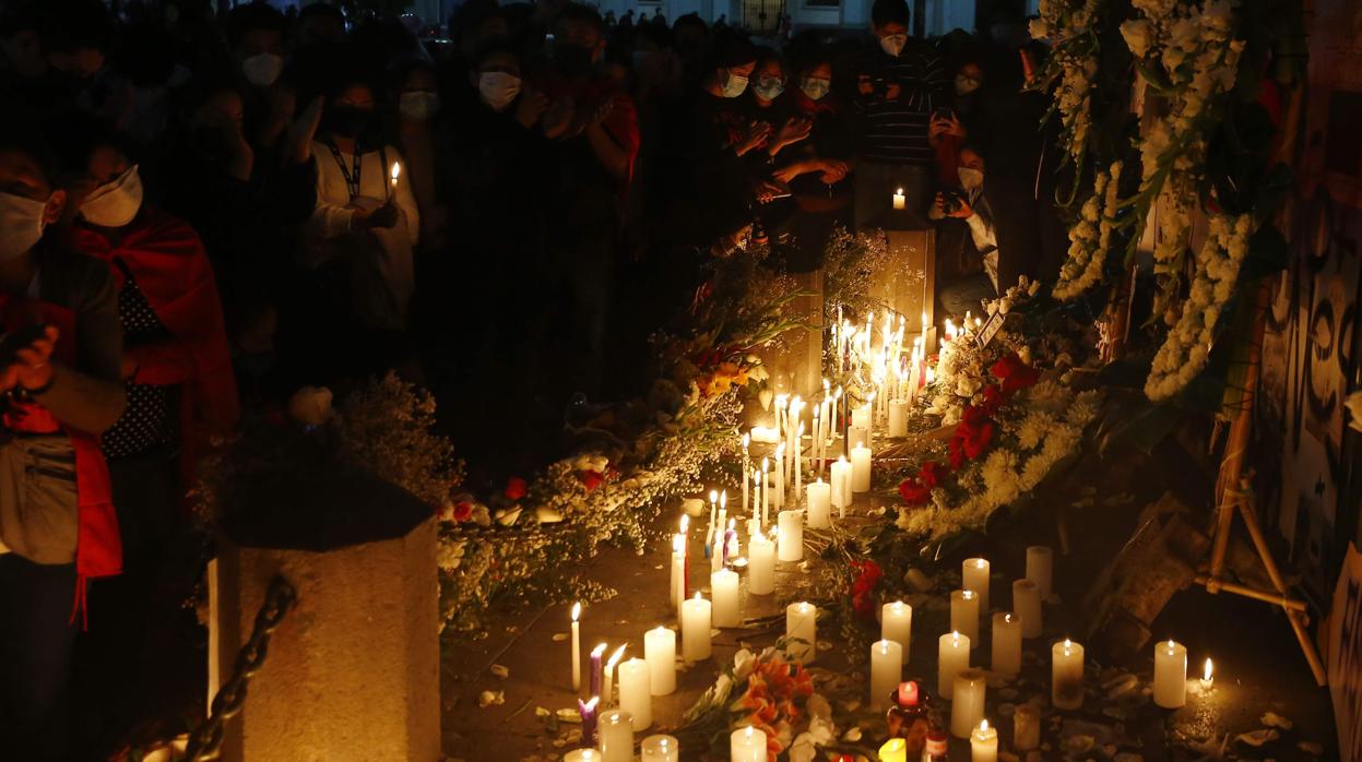 Vigilia celebrada ayer en Lima por los dos jóvenes manifestantes muertos durante las protestas