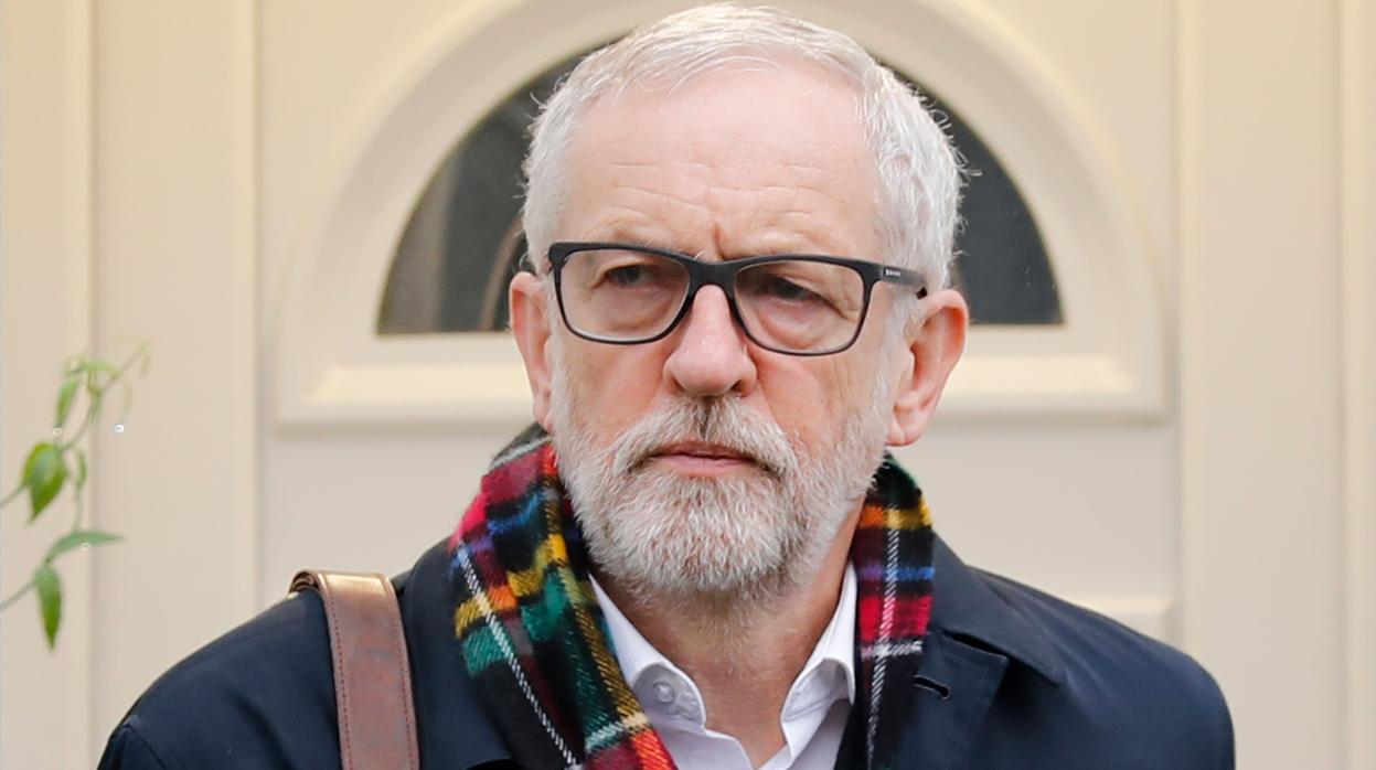 El exlíder del Partido Laborista, Jeremy Corbyn, abandona su casa en el norte de Londres