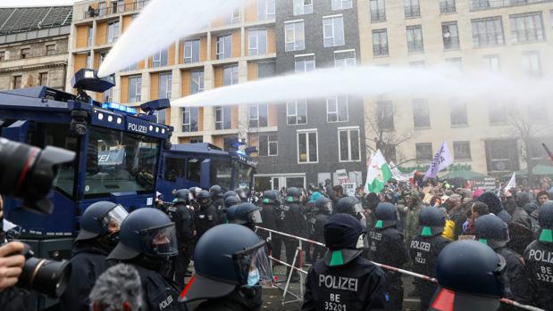 Los manifestantes contra las restricciones por el Covid toman el centro de Berlín