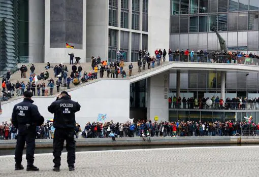 Manifestantes en el exterior del Reichstag, en Berlín