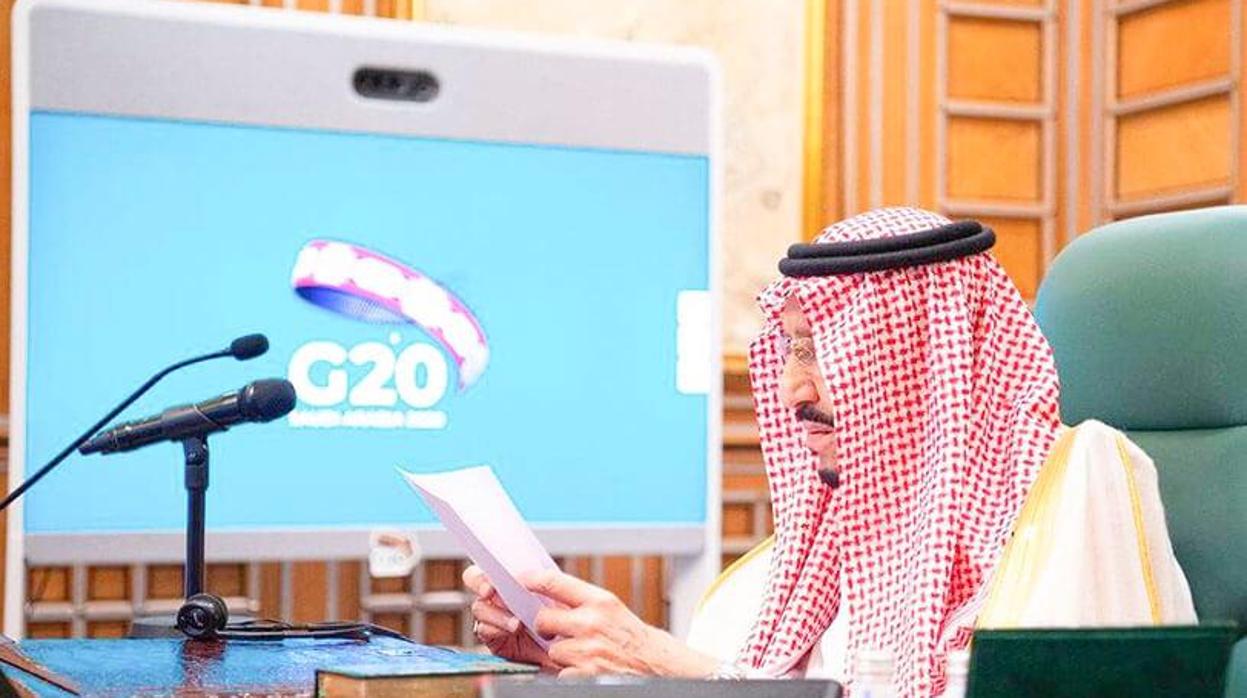 El rey saudí Salman bin Abdulaziz habla por video durante una cumbre virtual del G-20 sobre el Covid-19, en Riad