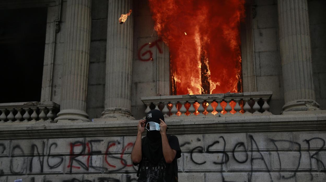 Cientos de manifestantes toman el Congreso de Guatemala y le prenden fuego