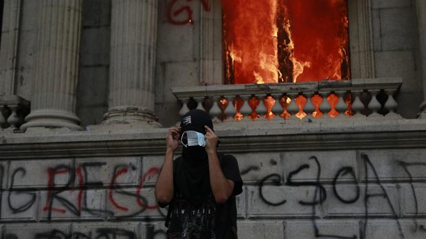 Cientos de manifestantes toman el Congreso de Guatemala y le prenden fuego