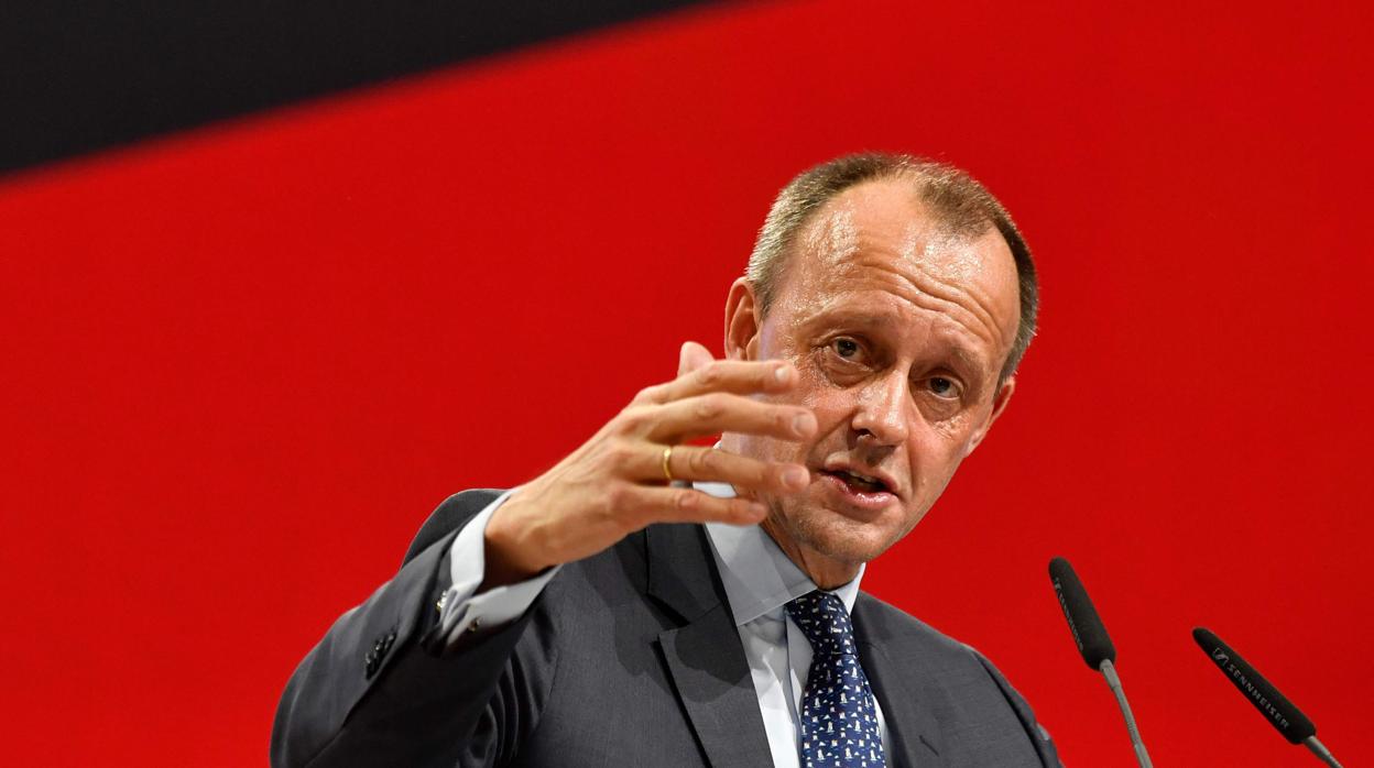 El principal candidato para suceder a Merkel critica duramente su gestión de la pandemia