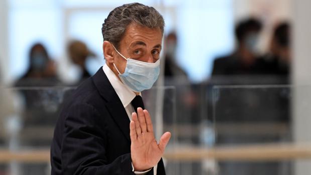 Suspenden el juicio por corrupción a Sarkozy hasta el jueves por enfermedad de un acusado