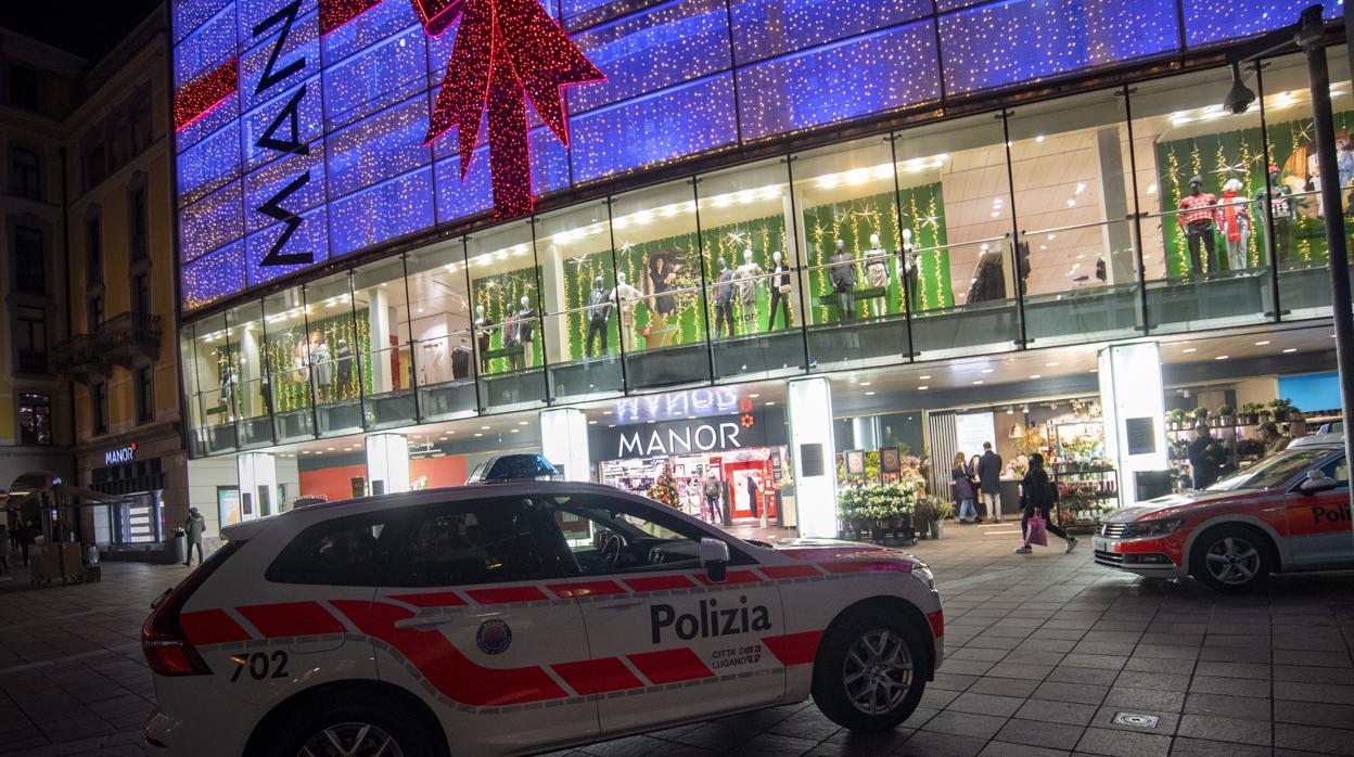 La policía rodea el centro comercial donde sucedió el ataque en Lugano