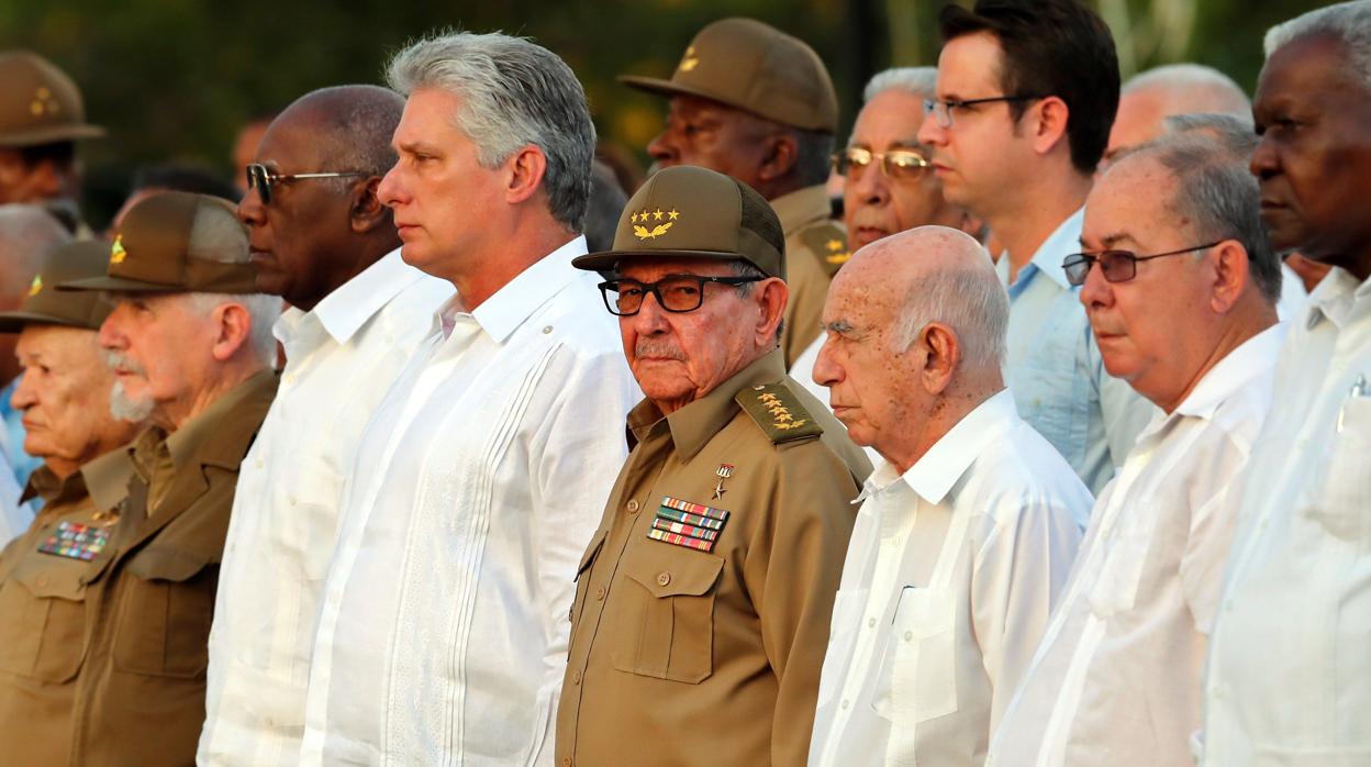 El presidente de Cuba, Miguel Díaz-Canel, junto a Fidel Castro