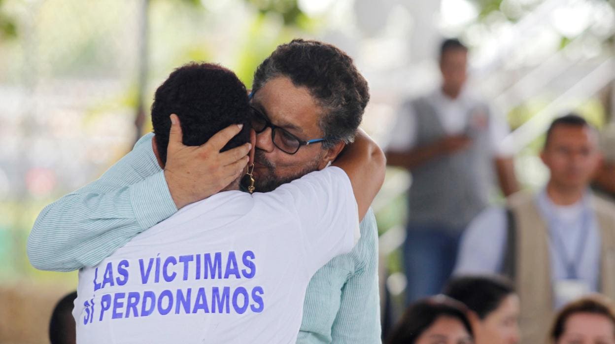 El comandante guerrillero Iván Márquez abraza a la víctima de una masacre en 2016