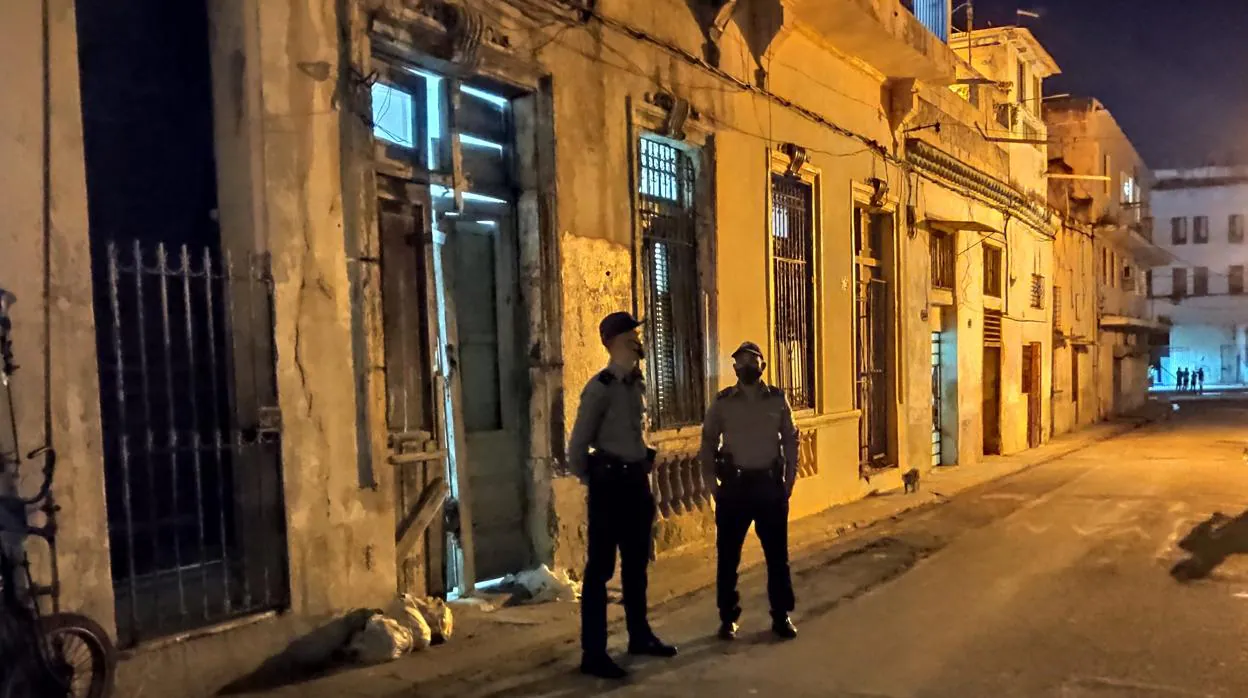 Dos policías vigilan la casa de La Habana donde han sido arrestados los opositores
