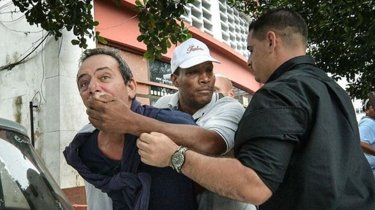 El opositor cubano, Yuri Valle Roca, es arrestado por la policía cubana