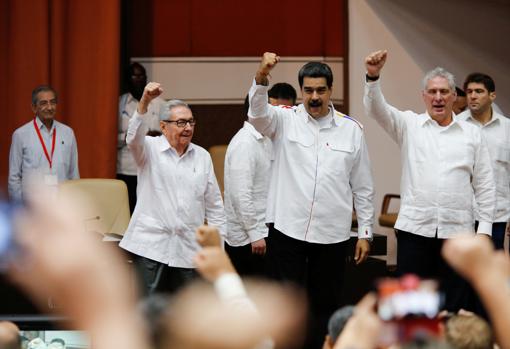 De izquierda a derecha, Raúl Castro, Maduro y Díaz-Canel, en La Habana