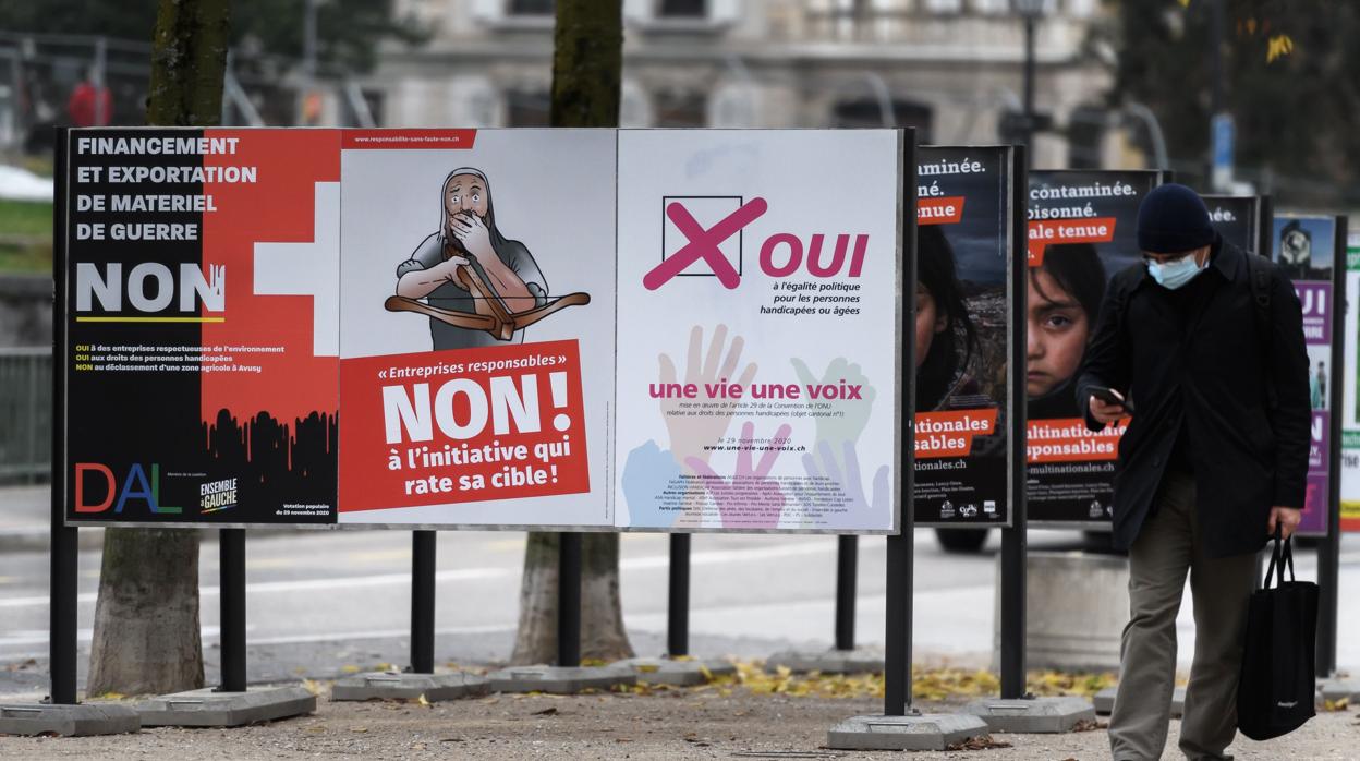 Carteles de los dos referéndums, en Ginebra