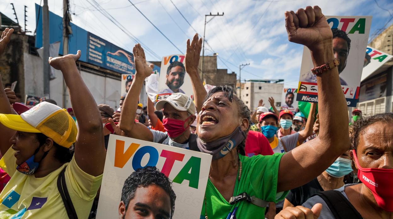 Simpatizantes de Nicolás Maduro Guerra, hijo del presidente venezolano Nicolás Maduro, durante un acto de campaña