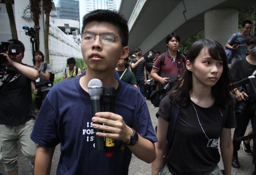 Joshua Wong y Agnes Chow dirigieron a los manifestantes al cerco a la comisaría central de Policía de Hong Kong el 21 de junio del año pasado