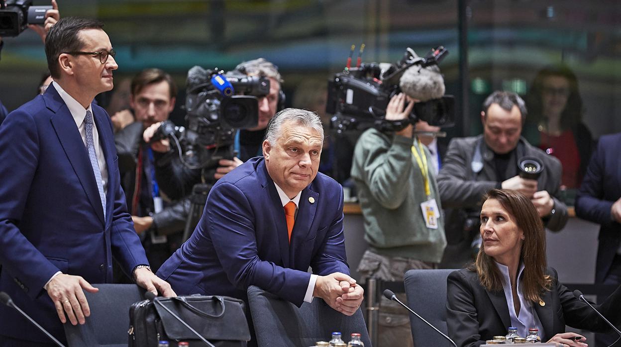 El primer ministro húngaro, Viktor Orbán, en el centro