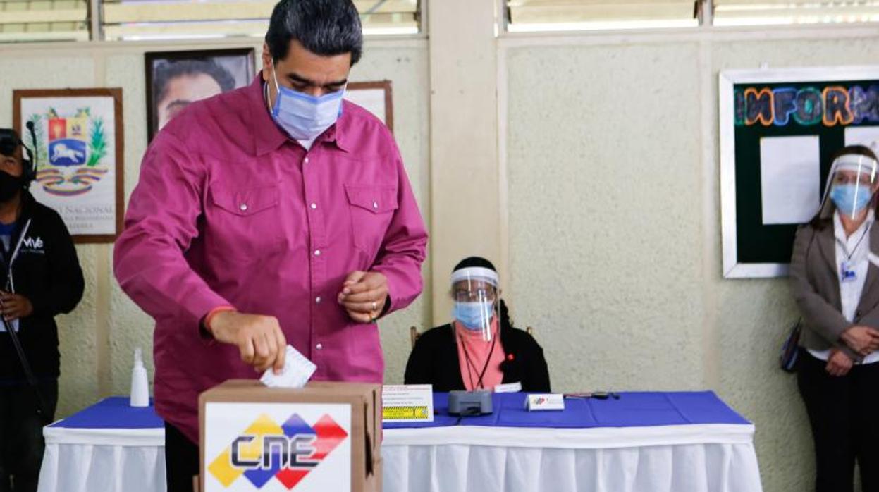 Nicolás Maduro vota en la farsa electorada que convocó el pasado domingo en Venezuela