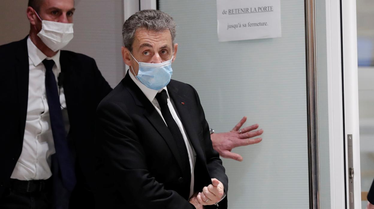 Sarkozy abandona la sala del tribunal donde se le juzga en París