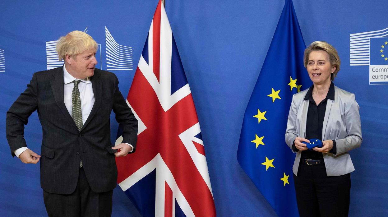 El primer ministro británico, Boris Johnson, junto a la presidenta de la CE, Úrsula von der Leyen