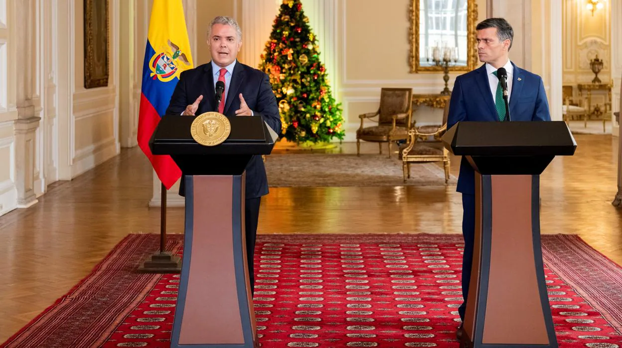 Leopoldo López (derecha), junto al presidente Duque durante la rueda de prensa de este jueves