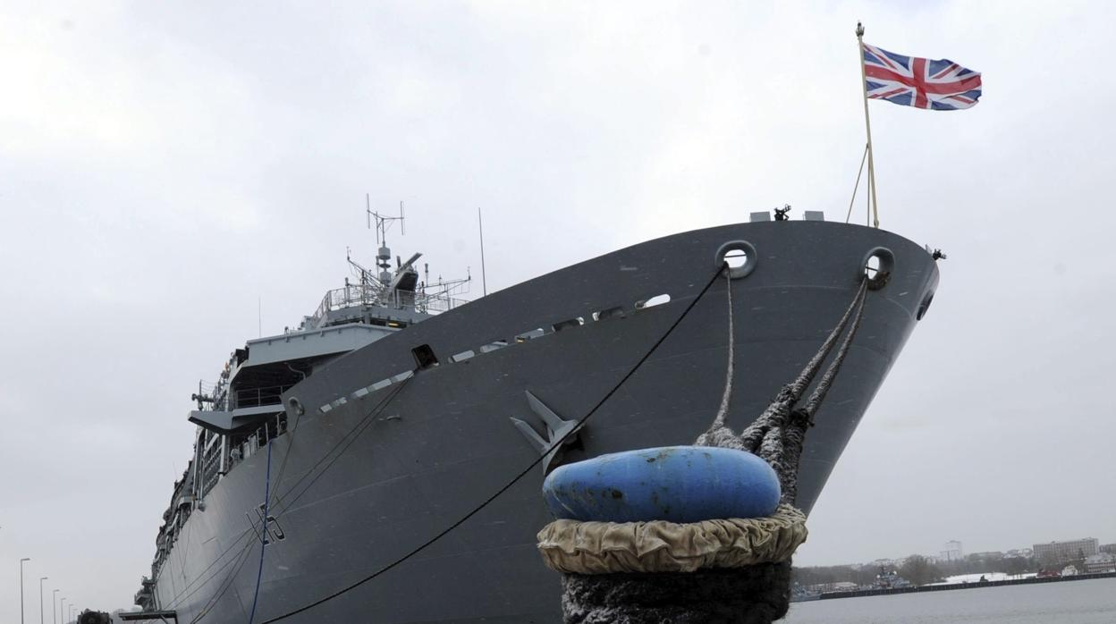 Un barco de la Royal Navy en el puerto de Kiel (Alemania)