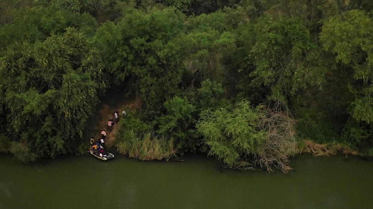 Un grupo de inmigrantes intentan cruzar el Río grande