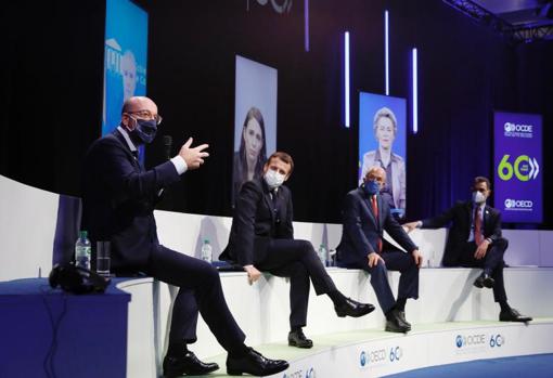De izquierda a derecha, Charles Michel, Emmanuel Macron, Ángel Gurría y Pedro Sánchez, en un acto con motivo del 60 aniversario de la OCDE en París