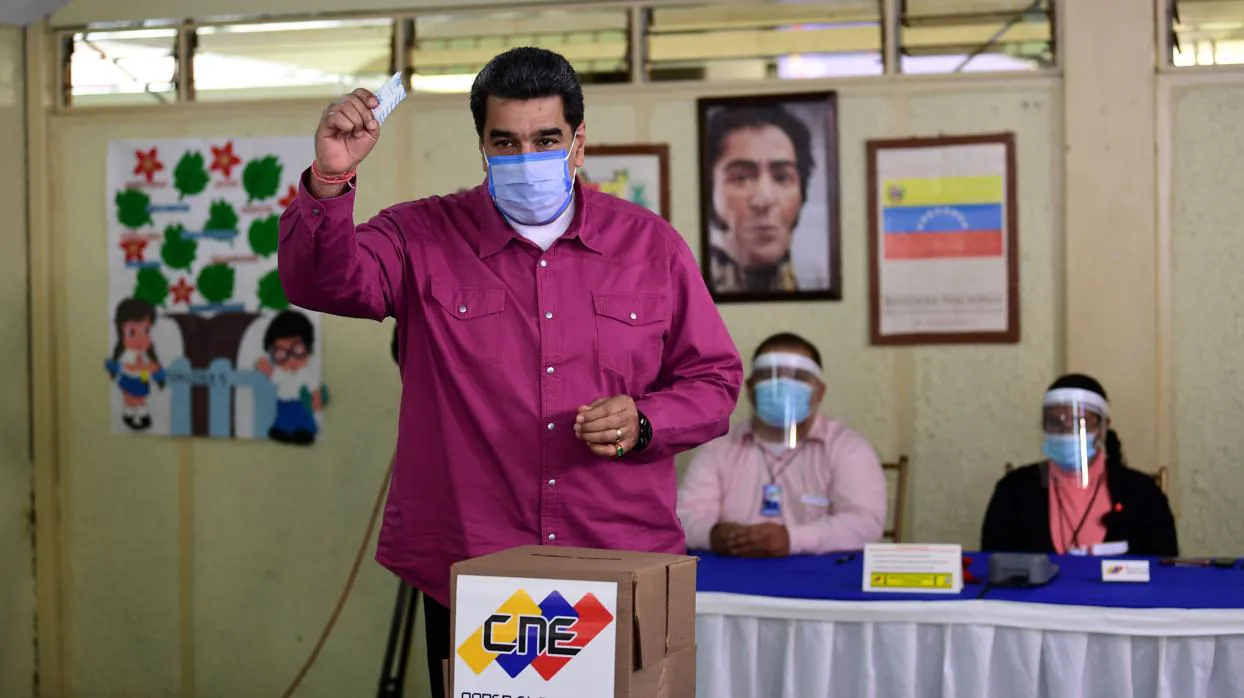 Nicolás Maduro vota en las elecciones parlamentarias del 6-D en Caracas