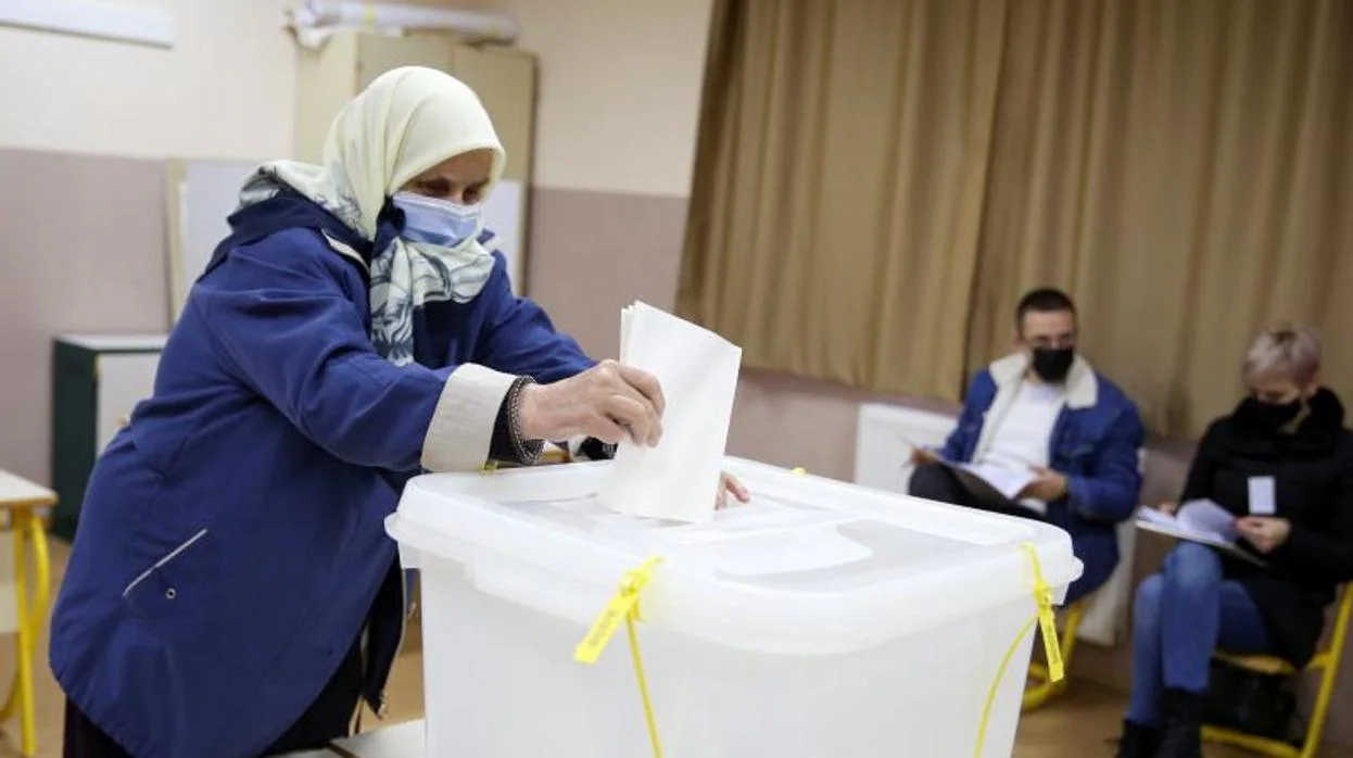 Una mujer deposita su voto en un colegio electoral de Mostar este domingo