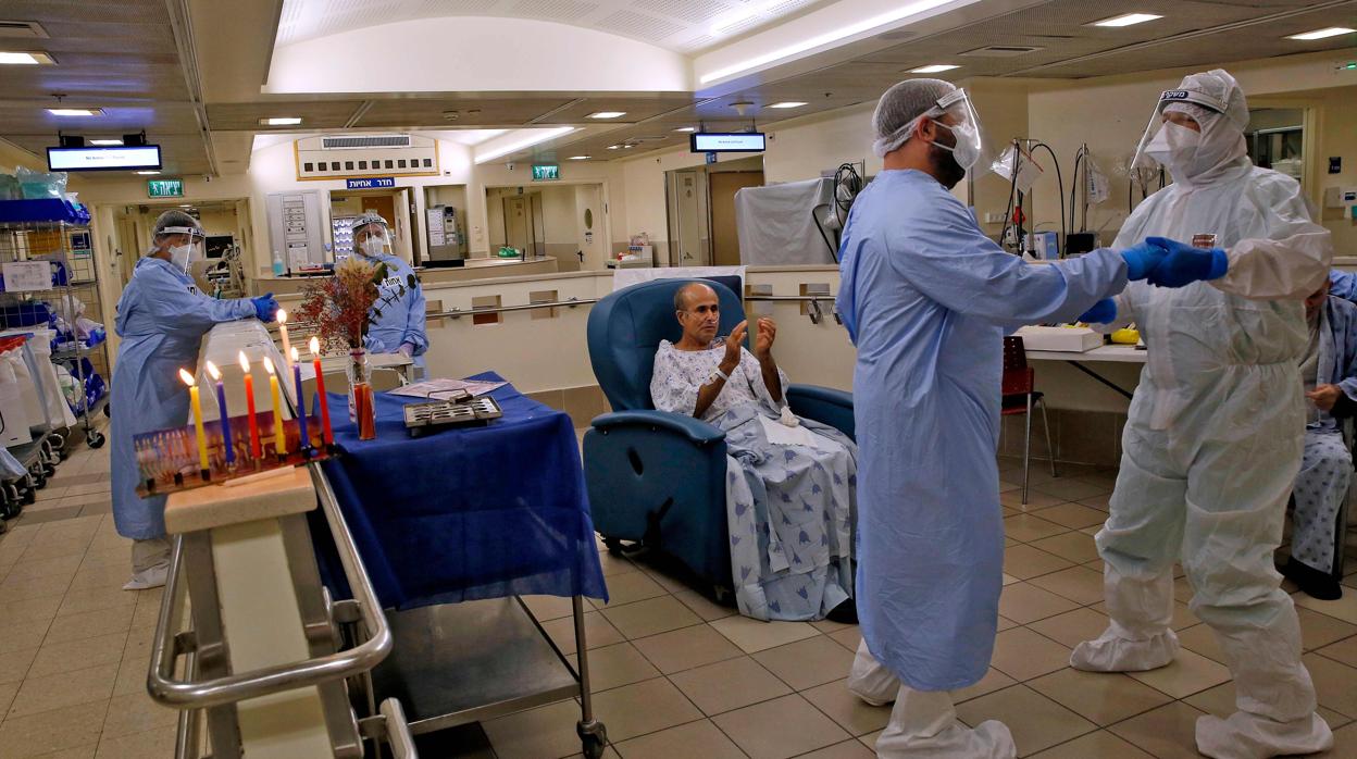 Enfermos de Covid en un centro hospitalario de Tel Aviv