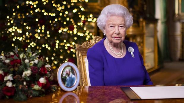 La Reina de Inglaterra recuerda a los afectados por la pandemia en su discurso de Navidad