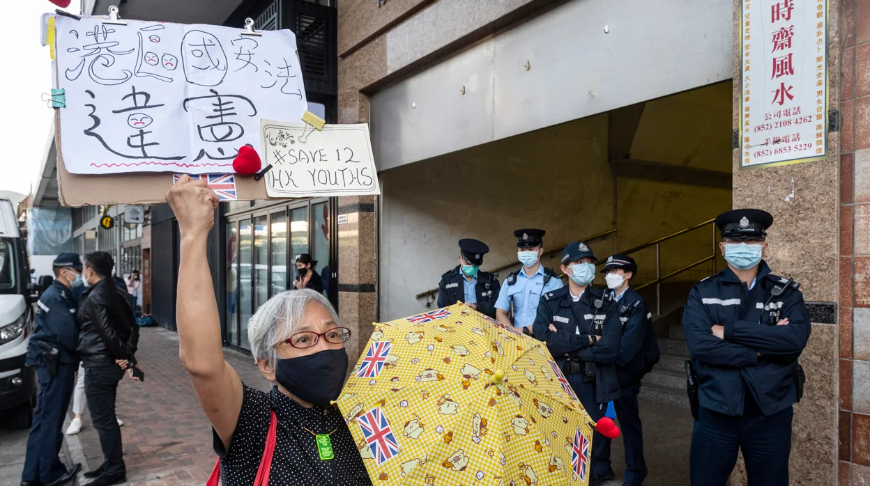 Una manifestante en apoyo de los condenados protesta a las puertas del tribunal de Shenzhen