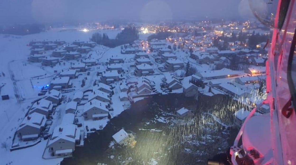 Vista de la sima abierta en mitad de la localidad noruega de Ask, desde un helicóptero de rescate