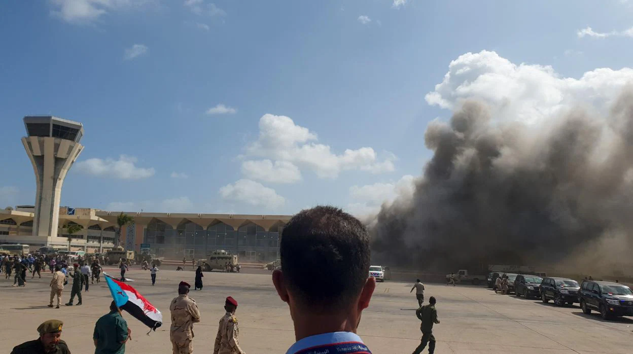 Una nube de humo negro tras la el ataque a un avión que aterrizó en el aeropuerto de Adén