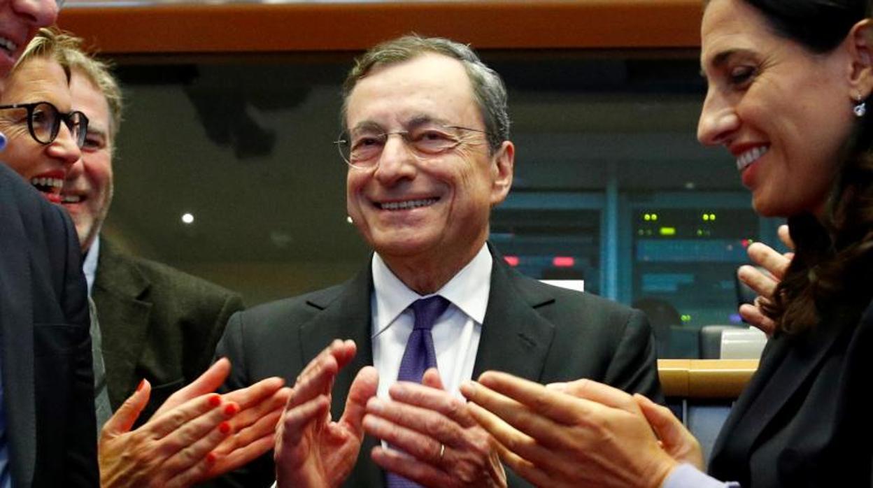 Mario Draghi, aplaudido por miembros del Comité Económico y Monetario del Parlamento Europeo