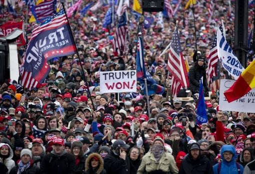 Miles de partidarios de Trump, congregados en las cercanías de la Casa Blanca