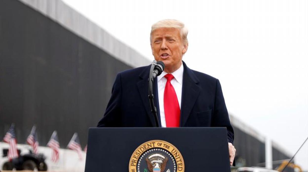 Donald Trump, durante su visita este martes al muro en la frontera con México, en Álamo (Texas)