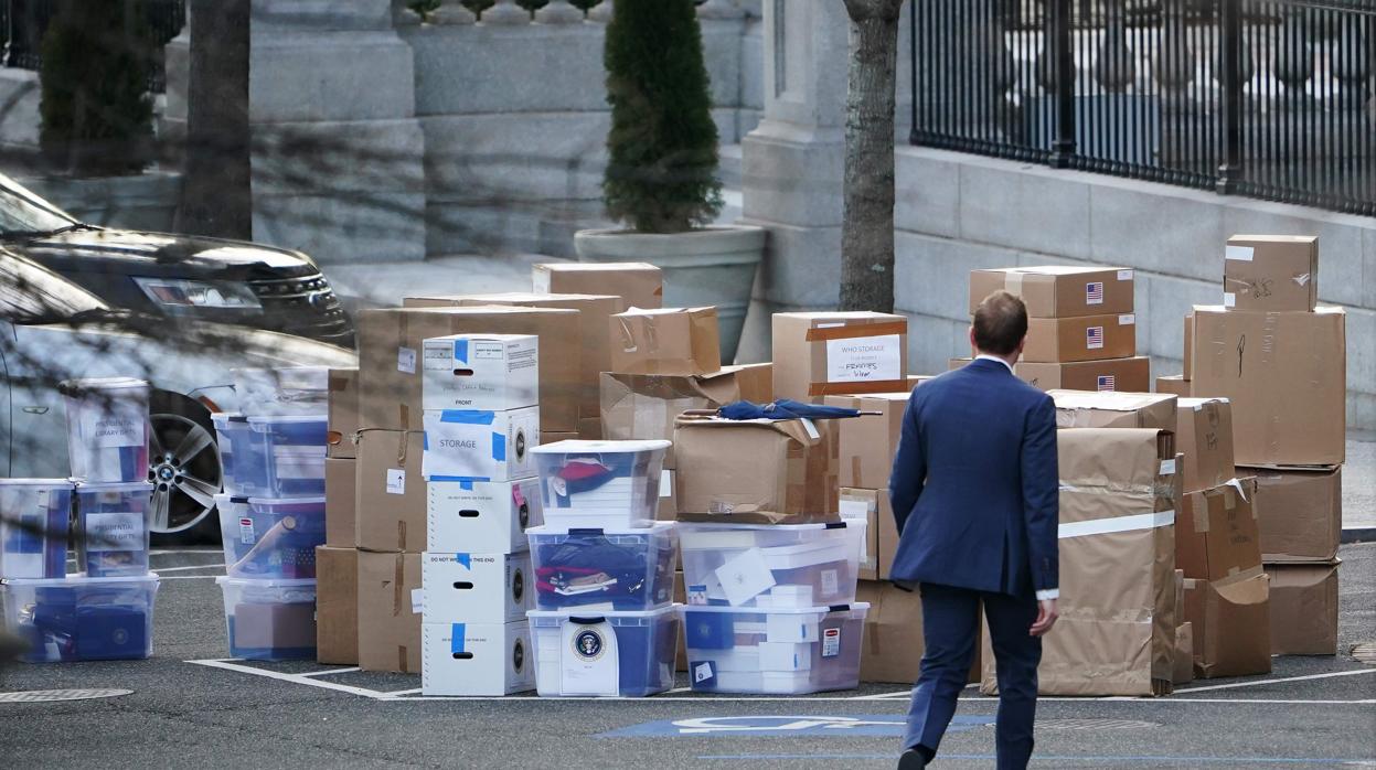 Las cajas del presidente Trump apiladas en los alrededores de la Casa Blanca