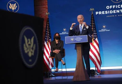 El presidente electo, Joe Biden, presenta su plan contra la crisis causada por el coronavirus ante la mirada de la futura vicepresidenta, Kamala Harris