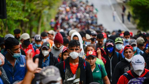 Una caravana de miles de inmigrantes logra colarse en Guatemala y avanza con fuerza hacia México