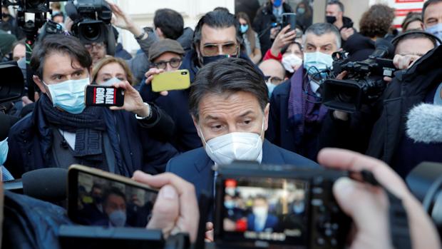 Conte, a la caza de tránsfugas para salvar su gobierno