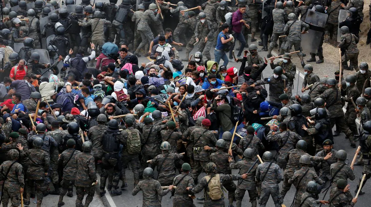 La Polic a de Guatemala se enfrenta a golpes con la caravana de