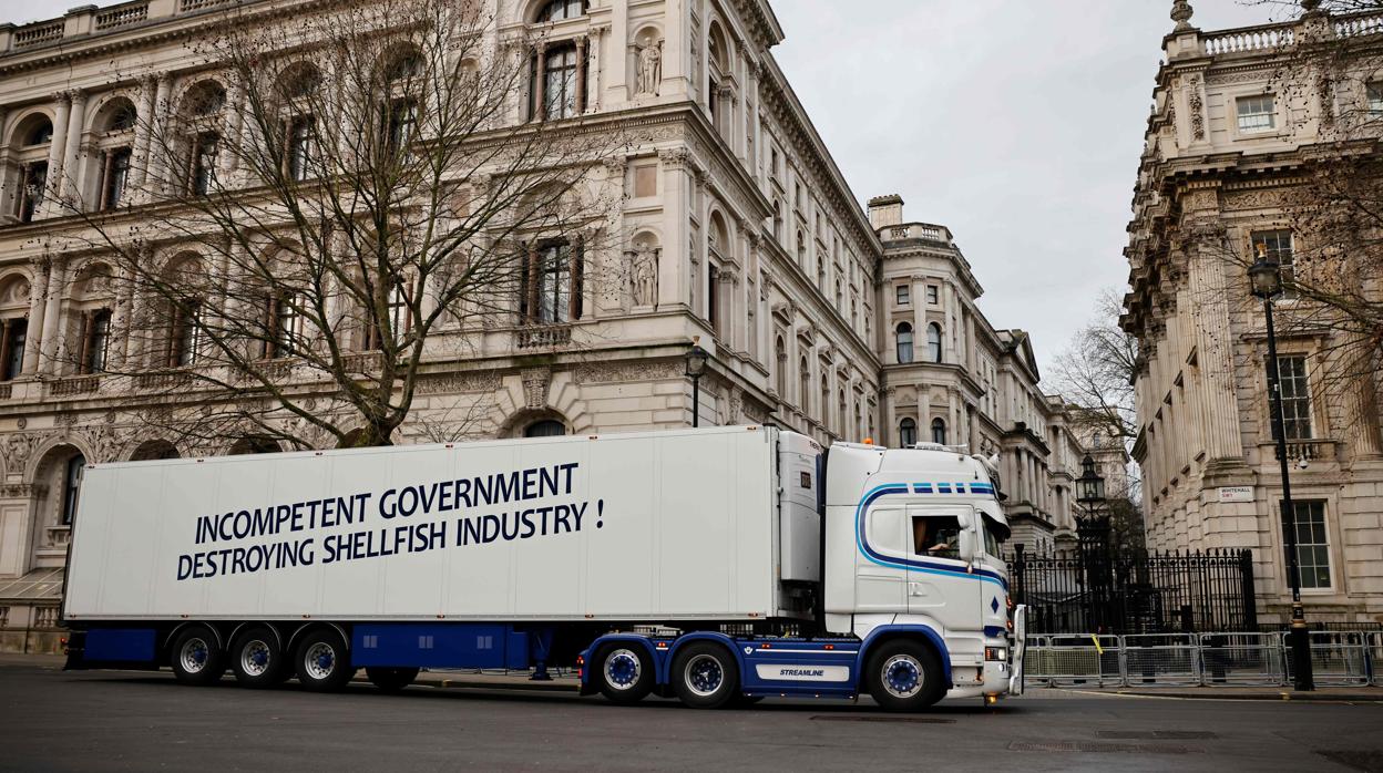 Uno de los camiones de pescadores que protestan, en los alrededores de Downing Street