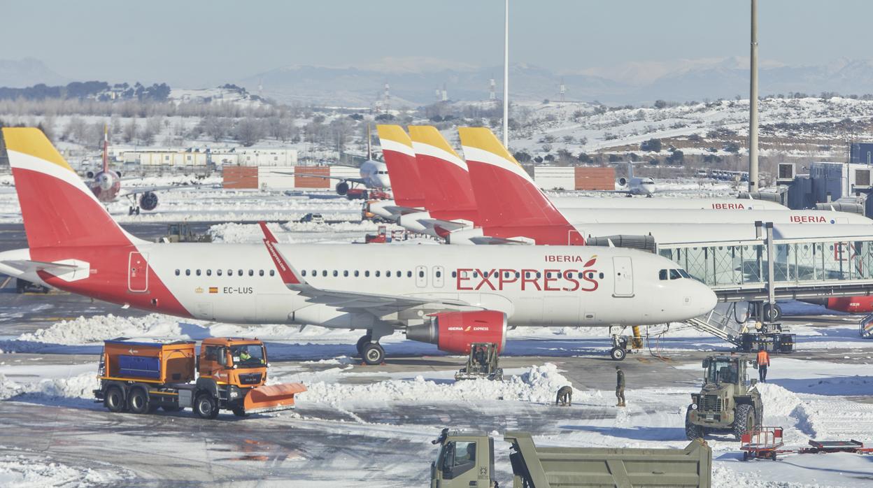 Un avión de la compañía Iberia parado en el aeropuerto de Madrid