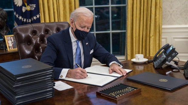 Biden comienza el cambio de rumbo frente a Trump con una batería de decretos