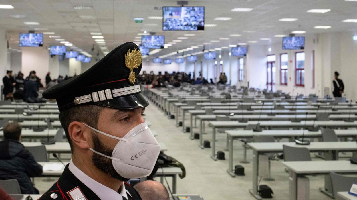 Un policía italiano, en la sala especial donde se celebra el gran proceso contra la 'Ndrangheta en Italia