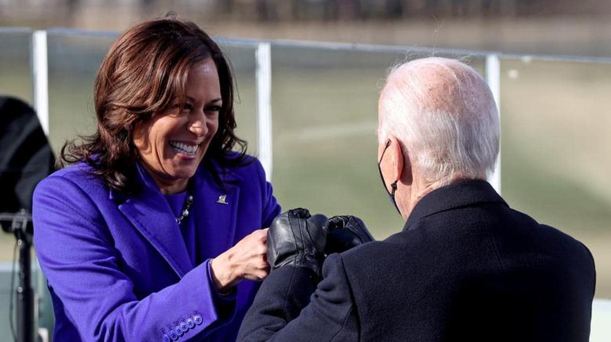 La vicepresidenta Kamala Harris choca los puños con el presidente Joe Biden el día de la investidura
