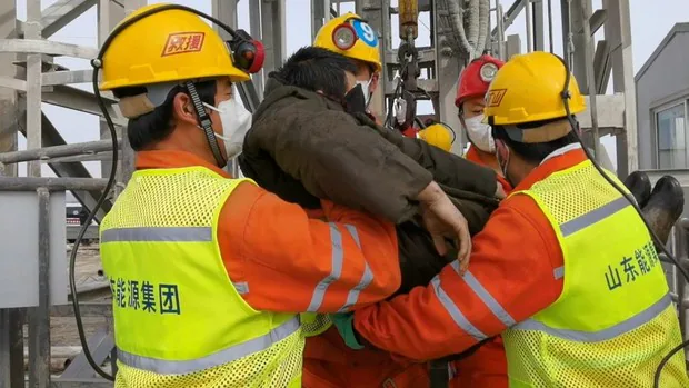 Rescatan a once de los mineros atrapados desde dos semanas en China